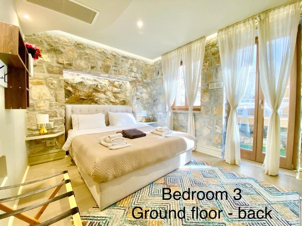 Villa Villasonboard Rock 3 Bed, 3 Bath, Jacuzzi, Seaside