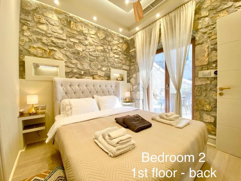 Villasonboard Rock 3 Bed, 3 Bath, Jacuzzi, Seaside Villa *