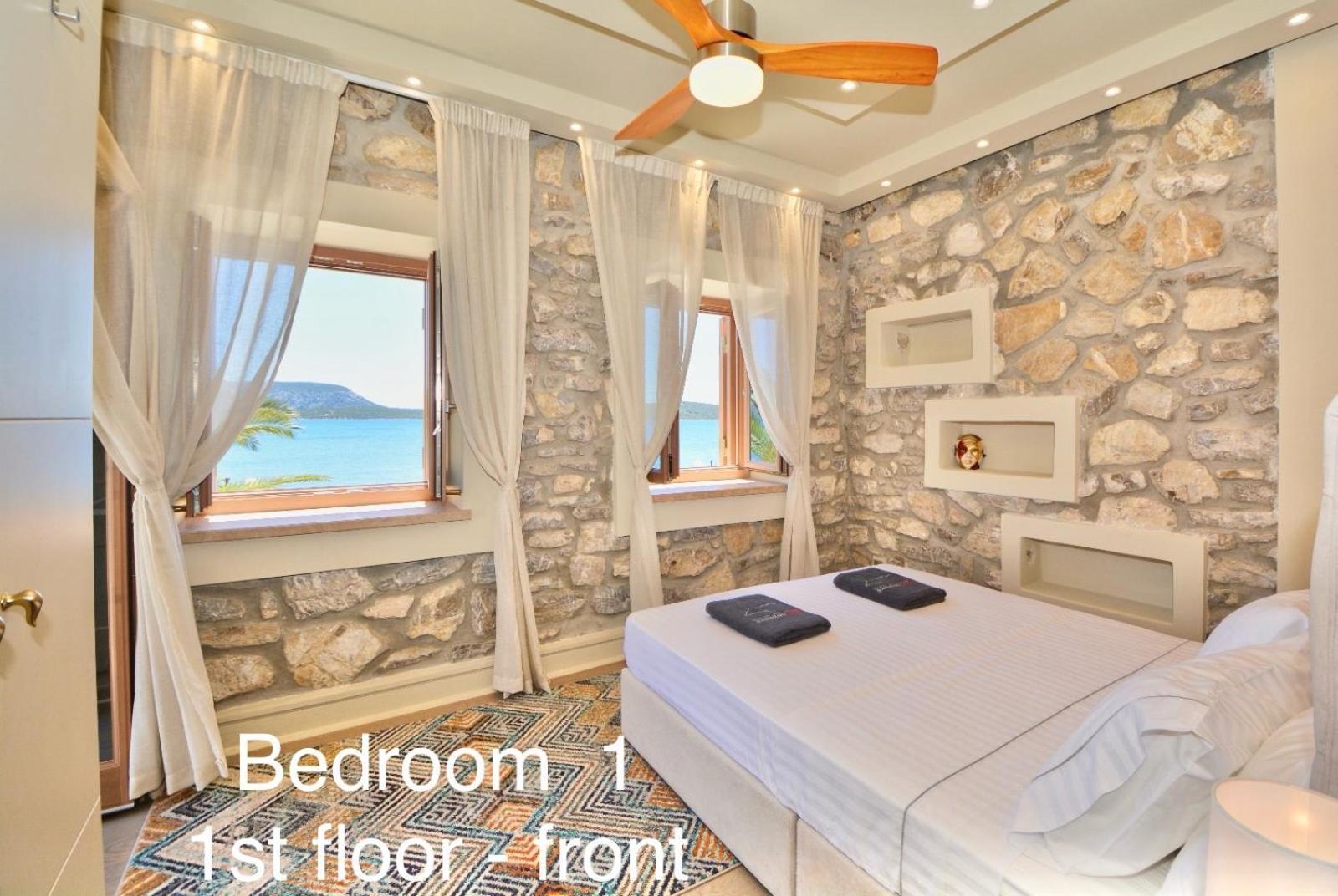 Villasonboard Rock 3 Bed, 3 Bath, Jacuzzi, Seaside
