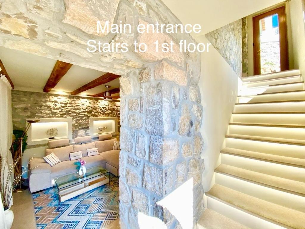 Villasonboard Rock 3 Bed, 3 Bath, Jacuzzi, Seaside Villa Ermioni