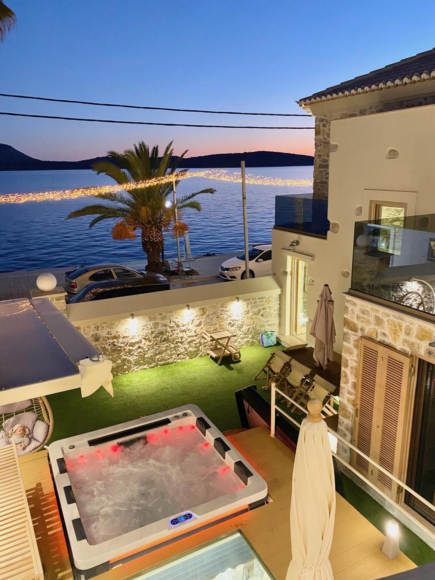 Villasonboard Rock 3 Bed, 3 Bath, Jacuzzi, Seaside