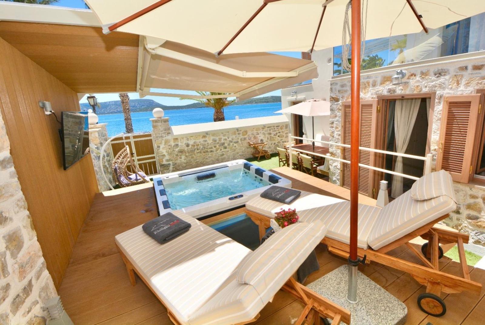 Villasonboard Rock 3 Bed, 3 Bath, Jacuzzi, Seaside Ermioni