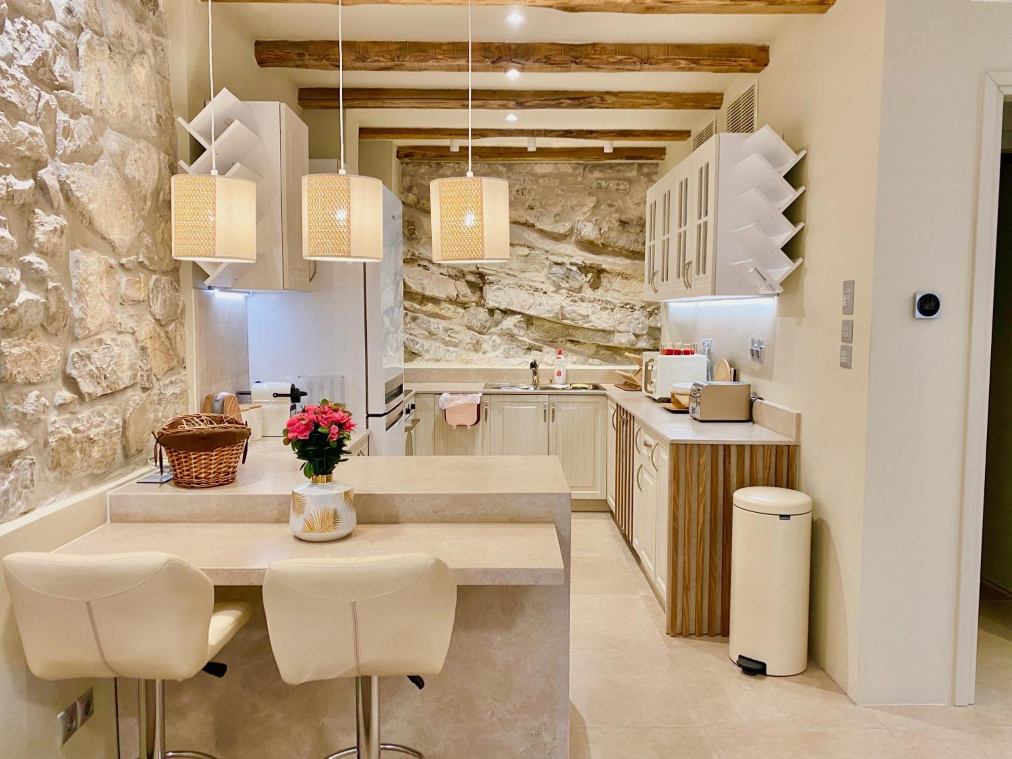 Villasonboard Rock 3 Bed, 3 Bath, Jacuzzi, Seaside Villa *